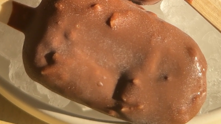 שלגון בסגנון מגנום בטעם קפה ושקדים שמכינים בבית