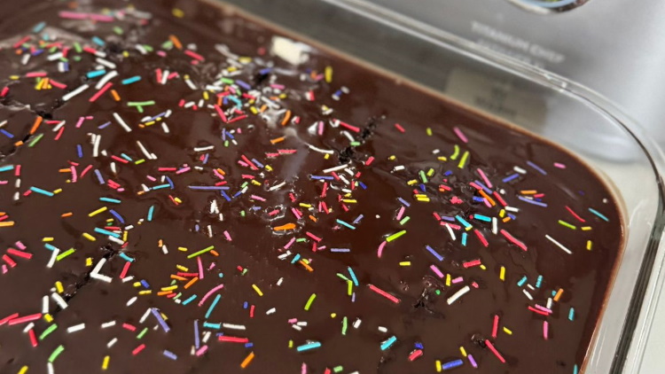 עוגת שוקולד וסוכריות צבעוניות שילדים אוהבים