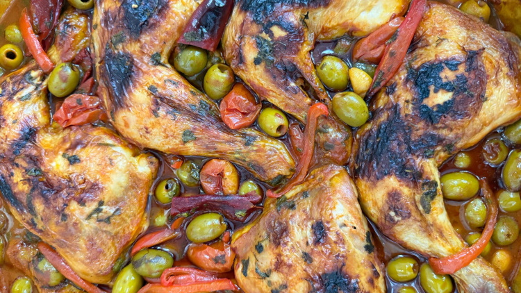 תבשיל עוף עם זיתים מושלם לערב החג – מתכון של דוד גדג'
