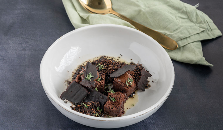 עוגת ספוג שוקולד עם מוס וטוויסט של פטריות – קינוח ייחודי ומפתיע