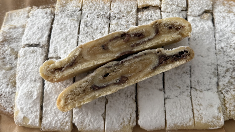 מגולגלות קרם שקדים וקפה