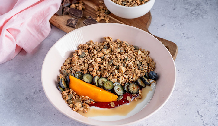 גרנולה מאקה עם יוגורט קוקוס וקונפיטורת מנגו-אוכמניות – בוסט של אנרגיה ובריאות