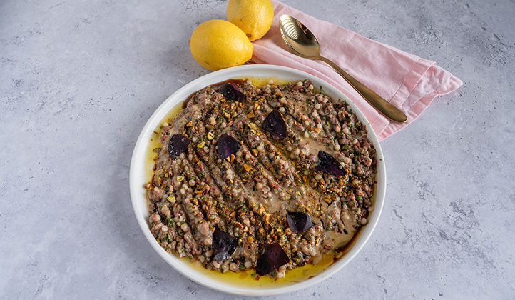 קובה ניה משודרגת עם בשר טלה, פתיתים, טחינה ופיסטוק – טוויסט עכשווי למנה מזרחית קלאסית