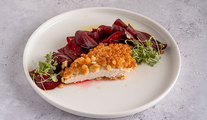 חזה עוף מצופה פתיתי כוכבים לצד קרפצ'יו סלק – ארוחה שילדים אוהבים