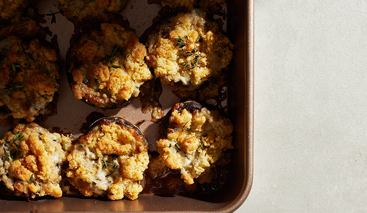 פטריות ממולאות גבינות עם קרמבל מלוח – מנה מרשימה, קלה ומלאת טעם של קרן אגם